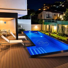 Estudio con piscina y vista al volcán de San Salvador