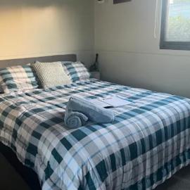 Cozy Matarangi Cabin Garden and Lake views, hotel v mestu Matarangi