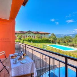 Cottage del Lago: Lake Maggiore Villa with Shared Pool - Happy Rentals