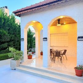 Highlands Luxury Furnished Villa in Amman, hotel i Amman