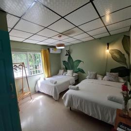 Hostel, Café & Patio Travelers, hotel u gradu Santjago