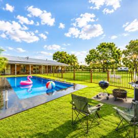 Luxe Farmhouse Retreat with Solar Heated Pool and BBQ, hotel em Lara