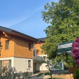 Apfelchalet Mirabell -Neubau Chalet, Natur, Alpenblick, Wallbox, Messe und See nah, Ruhe in ländlicher Umgebung, hotel in Friedrichshafen
