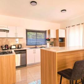 4 Bed Luxury Villa With Private Pool, хотел в The Vale