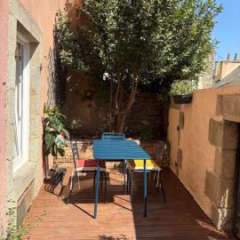 T2 rénové avec terrasse - coeur de ville, hotell i Douarnenez