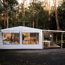 Rainforest Studio Cottage with Pool Access and 15 Min Beach