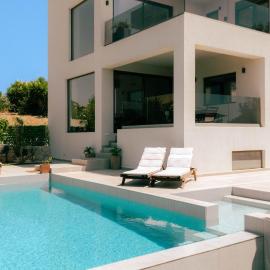 Serenity Villa with private pool & sea views, hotel a Galangádhos