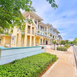 三亚琅珀度假别墅 Sanya Langpo Audio-Visual Guesthouse - Sanya Phoenix International Airport Branch, Hotel in Shuijiao