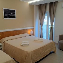 Zeus Aparthotel โรงแรมในChiubbica