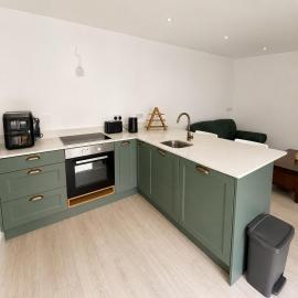 Cosy 2BR Wicklow Cabin Wiz Patio & Central Location
