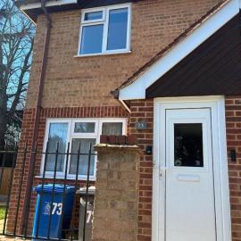 Modern 1-Bedroom House, Free Parking, Garden, Bus Links, Kitchen, Sky & Netflix, hotel a Maidenhead