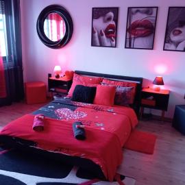 Red&Black Apartment - romantic getaway for couples