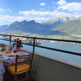 Apartment with stunning Lake Como view, swimming pool, hotel en Valbrona
