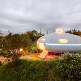 The UFO - The UK's Most Unique Tiny Home, hotel en Redberth