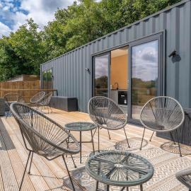 Modern Tiny Home with Hot Tub, hotel en Redberth