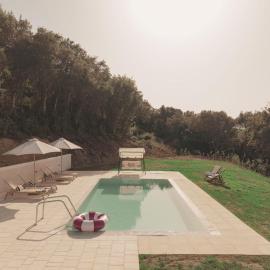 Casa Pino - private villa with pool in Corfu, close to best beaches, golf course and water park, ideal for families, Hotel in Kokkínion
