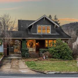 Aunt Bea's Bungalow - Pet Friendly - Hot Tub - Screen Porch - Wifi - Fenced Yard - King Bed - Town, hotel v mestu Berkeley Springs