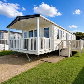 Lovely 6 berth caravan at Broadland Sands Holiday Park in Suffolk ref 20275BS, hotel in Corton