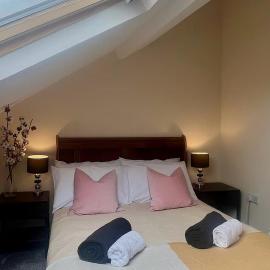 Llanwrst Apartment Sleeps 12 Beautiful Maisonette Apartment, hotel sa Llanrwst