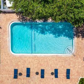Sunnyside Palms - 2BR, Poolside, 5 min to Beach
