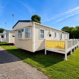 Homely caravan with side decking at Felixstowe Beach Holiday Park ref 55032PA, hotel a Felixstowe