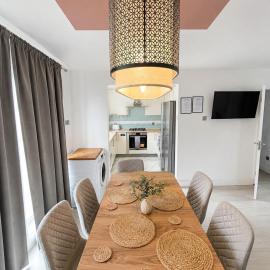 4 Bed Contractor House - Parking - Sleeps 8