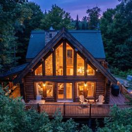 LOG CABIN w HOT TUB, BEACH access, near of TREMBLANT, hotel en Labelle