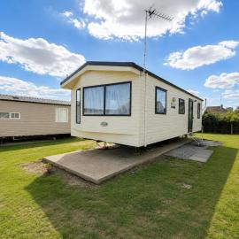 Lovely 6 Berth Caravan With Wifi At Pakefield, Suffolk 68119Bs, hotel in Lowestoft