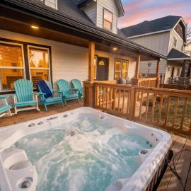 Sleeps ten Hot tub Walk to shops and cafes