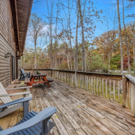 Lazy Bear Retreat - Wifi, Pet Friendly, Grill, Fire Pit, Fireplace, Deck, Golf, Hiking, hotel i Morton Grove