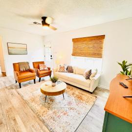 Stylish Bungalow, Close To Everything!