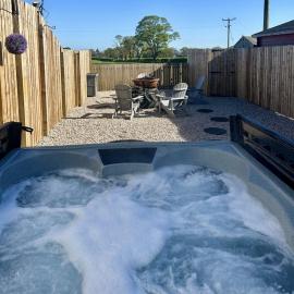 Cranachan Hot Tub by Carnoustie Golf & Distillery، فندق في Monifieth