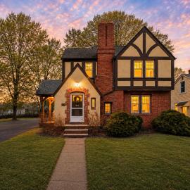 Cozy 3BR Tudor Home w Spacious Backyard, hotel v destinaci South Euclid
