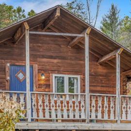 Whispering Hills -- Pet Friendly - Grill - Wifi - Fire Pit - Covered Porch - Screen Porch - Fireplace - View - Billiard Table - Game room