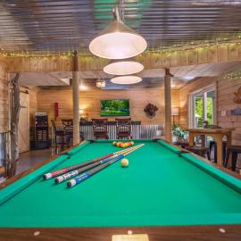Trailblazer Lodge - Upscale, hot tub, trail, game room, wifi, fire pit, bar, pool table, king bed, view, pet friendly