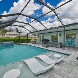 Cozy 2 bedroom on the canal with pool and hot tub!