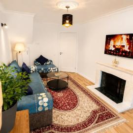 Spacious 4 Bedroom Bungalow with 2 Bathrooms with Garden and Parking in Dublin、ルーカンのホテル