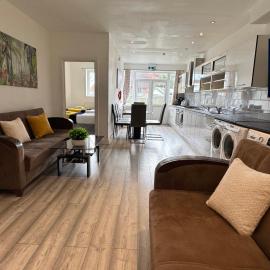 2 Bedroom 2 Bathroom Ground Floor Apartment in Newbury Park Ilford with Garden Parking and Fast WiFi, hotel i Barkingside