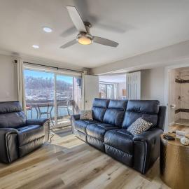 22 Mile Marker! Indoor/Outdoor Pools, Hot Tub! New, hotel di Osage Beach