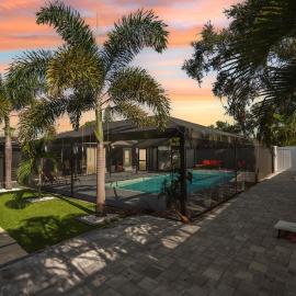 Resort Pool Home , 3 Min to Beach , Pool Table, Hotel in Seminole