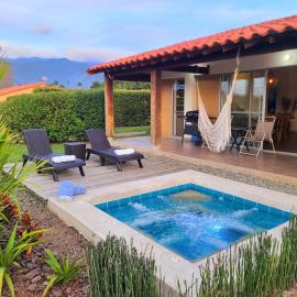Casa Campestre en zona exclusiva con Jacuzzi, a 10 min del aeropuerto, 20 min parque del café, WiFi, parqueadero privado, vigilancia 24 hrs y amplias zonas sociales