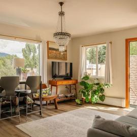 Victorian Dream with Mountain Views and Parking