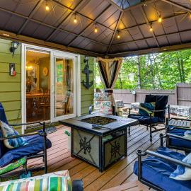 Rustic Adirondacks Home w/ Hot Tub & Lake Access!, hótel í Chestertown