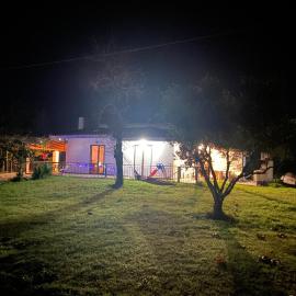 Farm House Manolada، فندق في Manolás