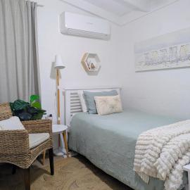 Bed by the Beach: Sunrise Beach şehrinde bir otel
