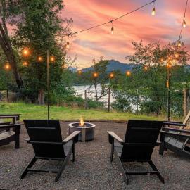 Umpqua Riverfront Retreat 2 King Beds Patio View