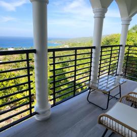 Seaview Property Near Ocho Rios, hotel i Saint Mary