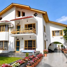 Peaceful Villa with Private Lawn & View - Dream Stays