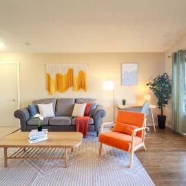 Bright Family Home - 10 mins to Airport & Downtown