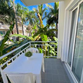 Golden TROPICAL Studios and Suite with Pool at Playa Los Corales, Hotel in Punta Cana